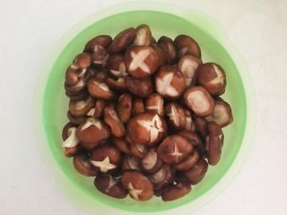 13、美味小零食  孜然香菇,充分调匀