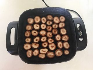 15、美味小零食  孜然香菇,煎制3分钟左右就给香菇翻面，继续煎制5分钟