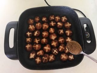 16、美味小零食  孜然香菇,再把香菇翻过来，加入5克孜然粉