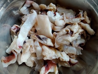 1、小炒海宝脆骨,海宝脆骨化开。