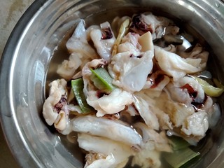 2、小炒海宝脆骨,倒入料酒，葱青，生姜片。放入适量凉水浸泡。去腥。