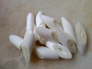 3、小炒海宝脆骨,大葱白斜切。切厚点。