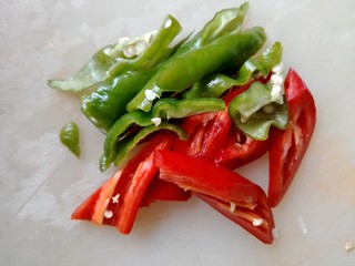 4、小炒海宝脆骨,螺丝椒，红椒滚刀块。