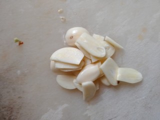 5、小炒海宝脆骨,大蒜子切片