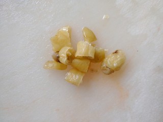 6、小炒海宝脆骨,泡椒切断。