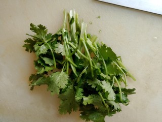 7、小炒海宝脆骨,香菜切断备用。