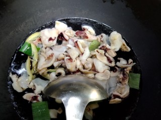 8、小炒海宝脆骨,海宝脆骨汆水。