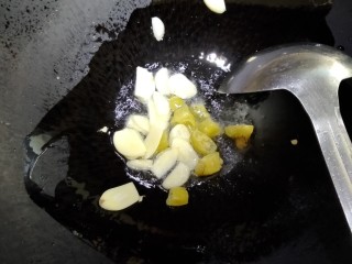 10、小炒海宝脆骨,锅烧热，葱油下锅，放入大蒜片，泡椒。炒香。