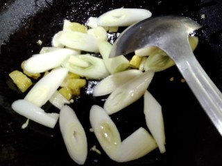 11、小炒海宝脆骨,放入大葱白炒香。