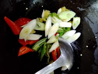 12、小炒海宝脆骨,放入螺丝椒，红椒。炒微软。