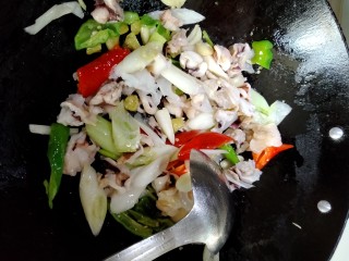 13、小炒海宝脆骨,放入海宝脆骨，大火翻炒一会。