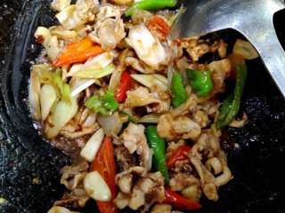 14、小炒海宝脆骨,然后放入适量黄酒，牯牛降牛肉酱，蒸鱼鼓油，蚝油，胡椒粉，鸡精。爆炒片刻。