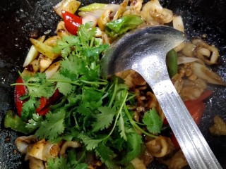 15、小炒海宝脆骨,最后放入香菜段。关火。翻炒出锅。