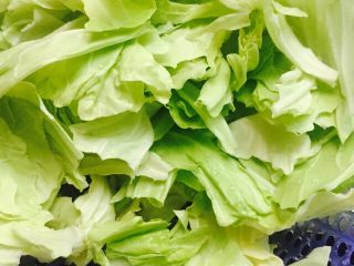 1、干锅包菜（简易版）,把包心菜剥成一片片后，用淡盐水泡10分钟洗干净，沥干水分用手撕成大小合适的片状