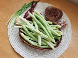 1、干煸芸豆,准备所需要的食材