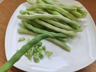 2、干煸芸豆,芸豆清洗干净，掐掉两端，顺着芸豆两侧拉除两侧的豆筋。