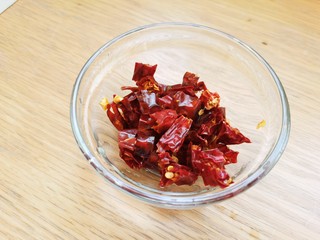 4、干煸芸豆,干辣椒冲洗一下，切成小段。。