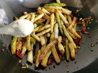 10、干煸芸豆,放入炸好的芸豆，加入适量食盐。