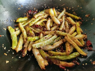 14、干煸芸豆,翻炒均匀后即可。