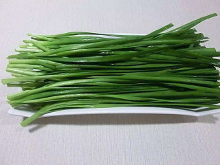 1、醋溜豆芽,韭菜洗干净,多冲洗一会去掉根部的泥沙。