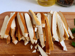 4、醋溜豆芽,豆腐干切成段备用。