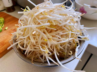 5、醋溜豆芽,豆芽清洗干净,控干水分。