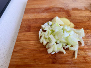 6、醋溜豆芽,葱姜蒜切好备用。