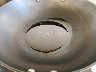 7、醋溜豆芽,锅中添油,将油烧热。