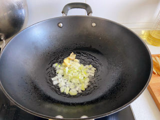 8、醋溜豆芽,倒入葱姜蒜爆锅。