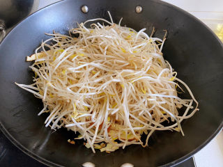11、醋溜豆芽,放入豆芽翻炒至断生。