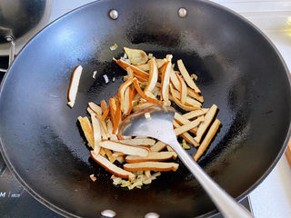 10、醋溜豆芽,加入豆腐干翻炒一下。