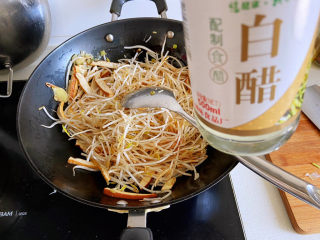 12、醋溜豆芽,淋入一点白醋,不用太多,有一点白醋,豆芽就会很脆,一直到出锅都会很脆,不会被炒软。