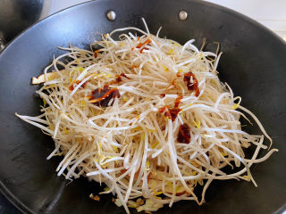 13、醋溜豆芽,加入蚝油,也可以再加一点点生抽。