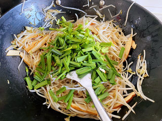 14、醋溜豆芽,加入韭菜翻炒均匀,最后加入适量的盐炒匀就可以了。