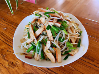 15、醋溜豆芽,韭菜断生就可以出锅了。