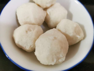 2、红烧米豆腐,小孩子喜欢吃花枝丸子