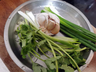 3、红烧米豆腐,葱蒜，香菜