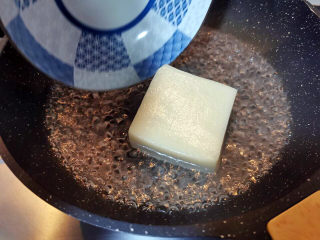 4、红烧米豆腐,米豆腐下沸水