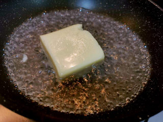 5、红烧米豆腐,两面焯水