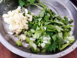 6、红烧米豆腐,蒜切碎，葱与香菜切末