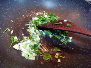 7、红烧米豆腐,下油锅炒香葱蒜