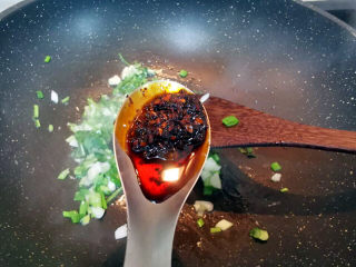 8、红烧米豆腐,倒入豆瓣酱