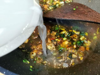 10、红烧米豆腐,加入高汤煮开