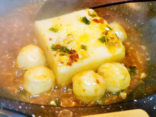 13、红烧米豆腐,大火烧开，小火慢烧，大约3~5分钟，勾个薄芡即可