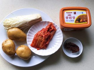1、酸辣泡菜锅,准备好所有食材