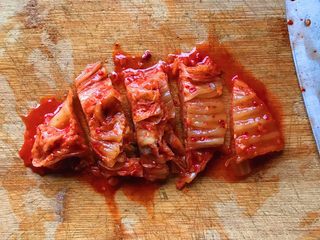 5、酸辣泡菜锅,泡菜切成自己喜爱的长度