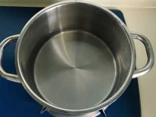 6、酸辣泡菜锅,锅里放适量水大火煮开