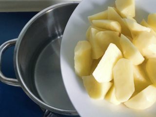 7、酸辣泡菜锅,倒入土豆块