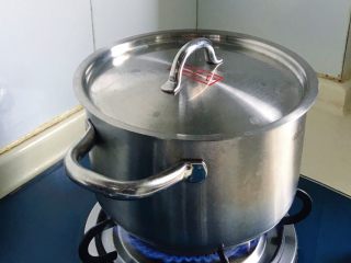 8、酸辣泡菜锅,加盖煮熟，别太熟了，可以掐得进就可以了