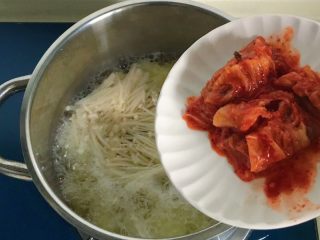 11、酸辣泡菜锅,加入泡菜继续煮